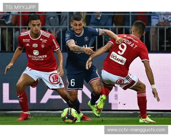 巴黎FC升级后首战法甲，同城德比点燃城市足球文化热潮。