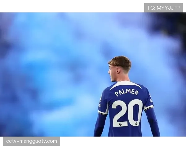 特写镜头：波切蒂诺在丢球后迅速向场内球员打出变阵手势